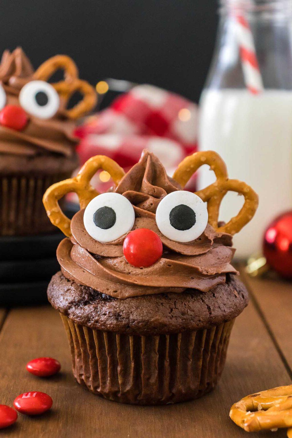 Εύκολα Καπκέικ Ταράνδου 10 Cupcakes ταράνδου με σοκολατένιες διακοσμήσεις σε ξύλινο τραπέζι.