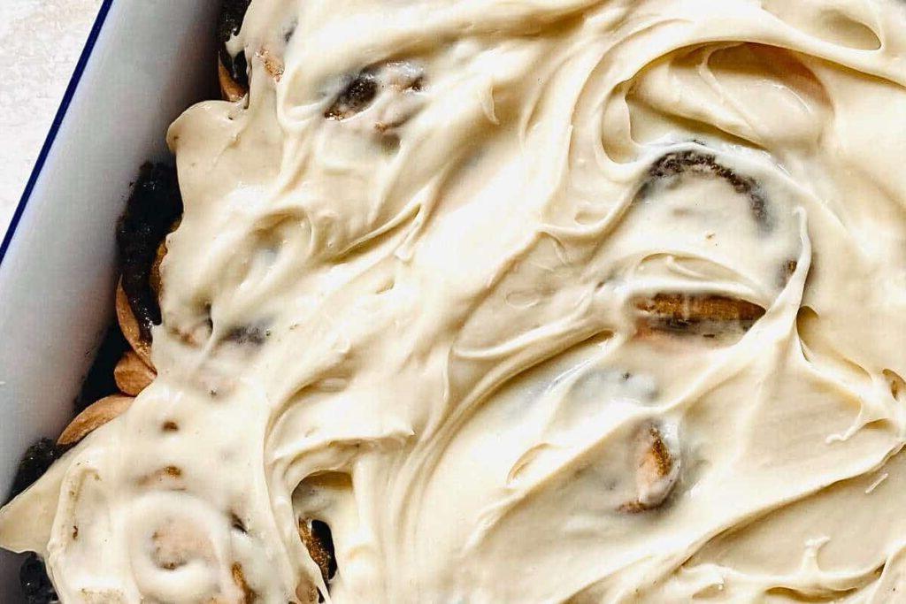 13 Νόστιμες Συνταγές για Ρολά Κανέλας Pillsbury που Πρέπει να Δοκιμάσετε Άμεσα 10 A baking dish of frosted cinnamon rolls.
