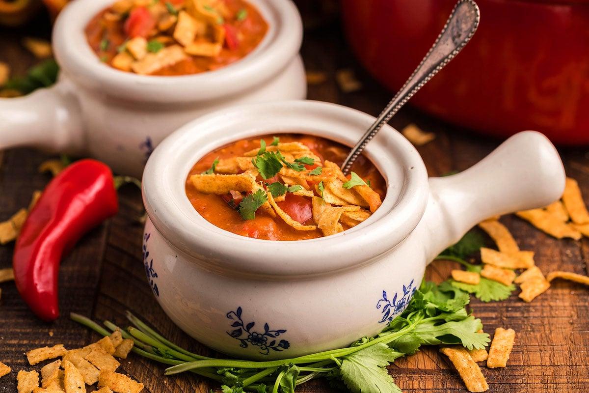 Σούπα Εντσιλάδα Κοτόπουλου – Τύπου Chili's 2 Σπιτική σούπα κοτόπουλου εντσιλάδας σε ένα λευκό μπολ σούπας με χερούλι.