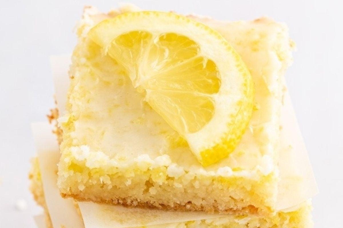 29 Καταπληκτικές Ιδέες Συνταγών με Μίγμα Bisquick 11 Μια στοίβα από τάρτες λεμονιού από συνταγές Bisquick με μια φέτα λεμόνι από πάνω.