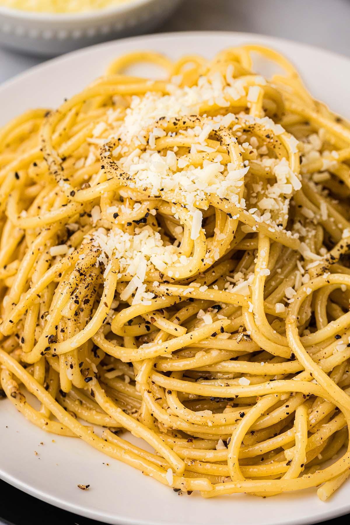 Τυρί και Πιπέρι 11 Ένα πιάτο λαχταριστό cacio e pepe, με τέλεια μαγειρεμένα σπαγγέτι διακοσμημένα με γενναιόδωρη ποσότητα τριμμένου τυριού και φρεσκοτριμμένου μαύρου πιπεριού.