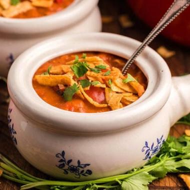 Σούπα Εντσιλάδα Κοτόπουλου – Τύπου Chili's 11 Σπιτική σούπα κοτόπουλου εντσιλάδας σε ένα λευκό μπολ σούπας με χερούλι.