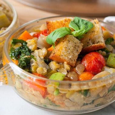 Ιταλική Σούπα Φακής 12 Food blogger, Bella Bucchiotti of xoxoBella, shares a recipe for Italian Lentil Soup which is also called Zuppa Di Lenticchie. You will love this Italian vegetable soup.