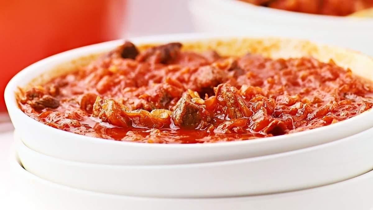 23 Ζεστές Συνταγές Κατσαρόλας για να Ζεστάνουν την Ψυχή 15 Ένα μπολ με σάλτσα ντομάτας με κρέας μέσα.