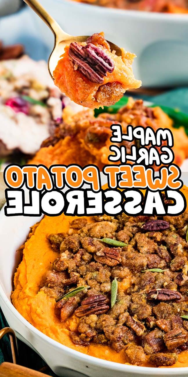 Κασσερόλα Γλυκοπατάτας με Σφένδαμο και Σκόρδο 19 Κοντινό πλάνο κατσαρόλας γλυκοπατάτας με σιρόπι σφενδάμου και σκόρδο, γαρνιρισμένη με πεκάν και βότανα. Ένα κουτάλι αιχμαλωτίζει μια μπουκιά στο βάθος. Κείμενο: "Κατσαρόλα Γλυκοπατάτας με Σιρόπι Σφενδάμου & Σκόρδο".
