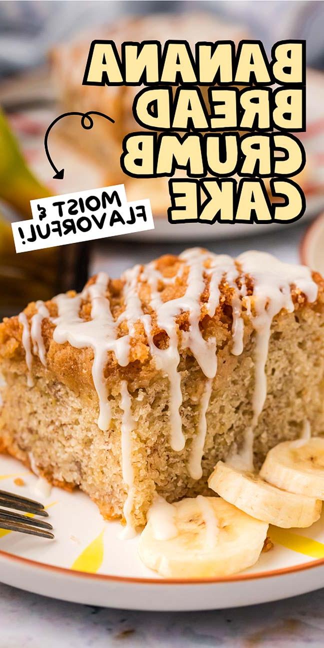 Ψιχουλιαστό Κέικ Μπανάνας 19 Δύο μικρά ποτήρια με κρέμα μπανάνας, σαν σφηνάκια, βρίσκονται σε ξύλινη επιφάνεια. Το ένα ποτήρι είναι γεμισμένο με λευκή κρέμα και γαρνιρισμένο με μια φέτα μπανάνας, ενώ το άλλο έχει πιο σκούρα στρώση. Τα χρώματα είναι ζεστά και η ατμόσφαιρα είναι φιλόξενη.