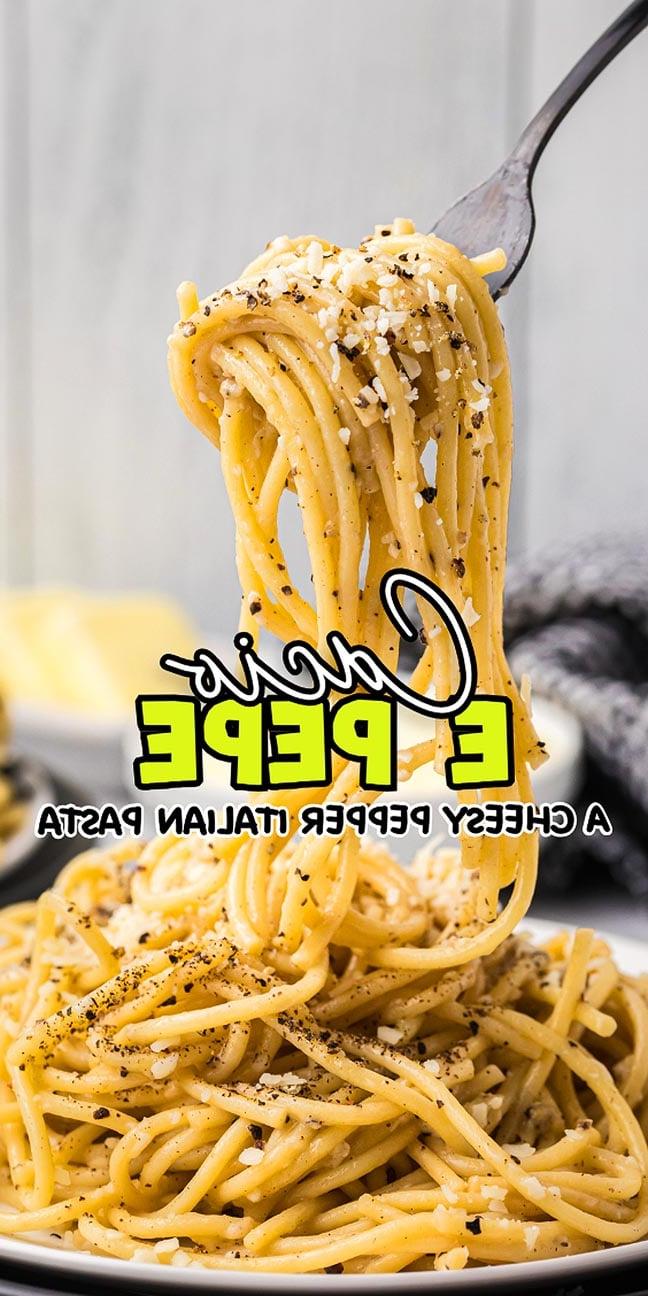 Τυρί και Πιπέρι 19 Πιρούνι που τυλίγει πάστα cacio e pepe, με τριμμένο τυρί και πιπέρι.