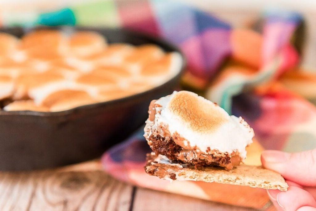 Ένα ντιπ μπράουνι s'more σε ένα κράκερ graham