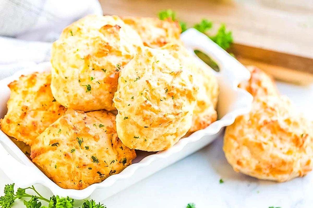 29 Καταπληκτικές Ιδέες Συνταγών με Μίγμα Bisquick 22 Μπισκότα Cheddar Bay.