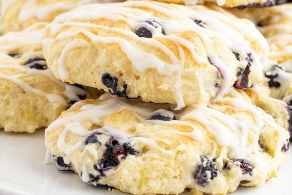 29 Καταπληκτικές Ιδέες Συνταγών με Μίγμα Bisquick 28 Μια στοίβα από μπισκότα μύρτιλου Bisquick.