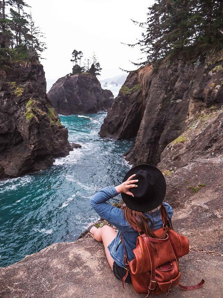 Όρεγκον Οδικό Ταξίδι 4 Blogger Bella Bucchiotti of xoxoBella.com shares her spring Oregon road trip with visits to parks, waterfalls and more.