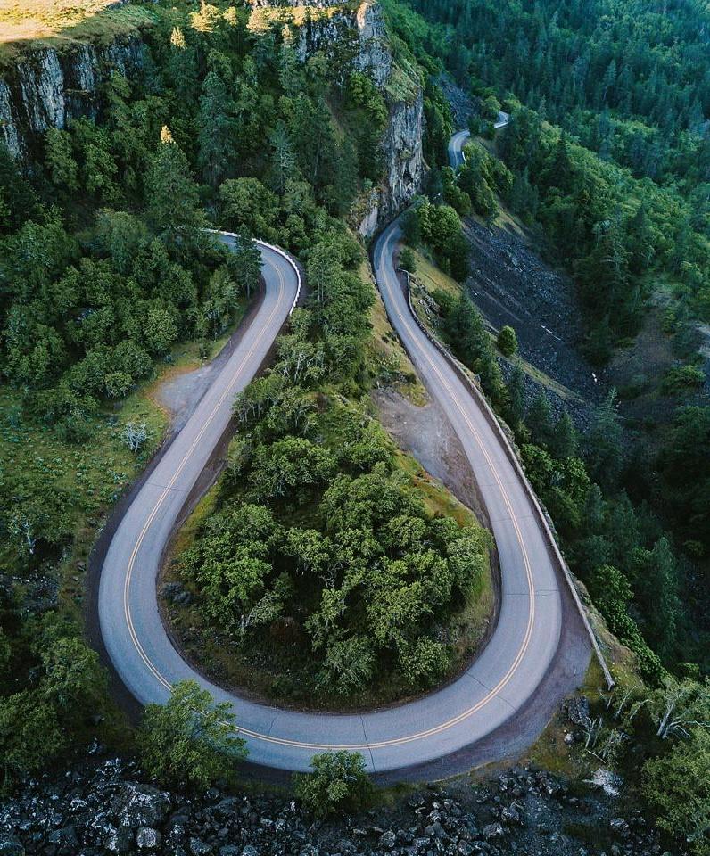 Όρεγκον Οδικό Ταξίδι 6 Blogger Bella Bucchiotti of xoxoBella.com shares her spring Oregon road trip with visits to parks, waterfalls and more.