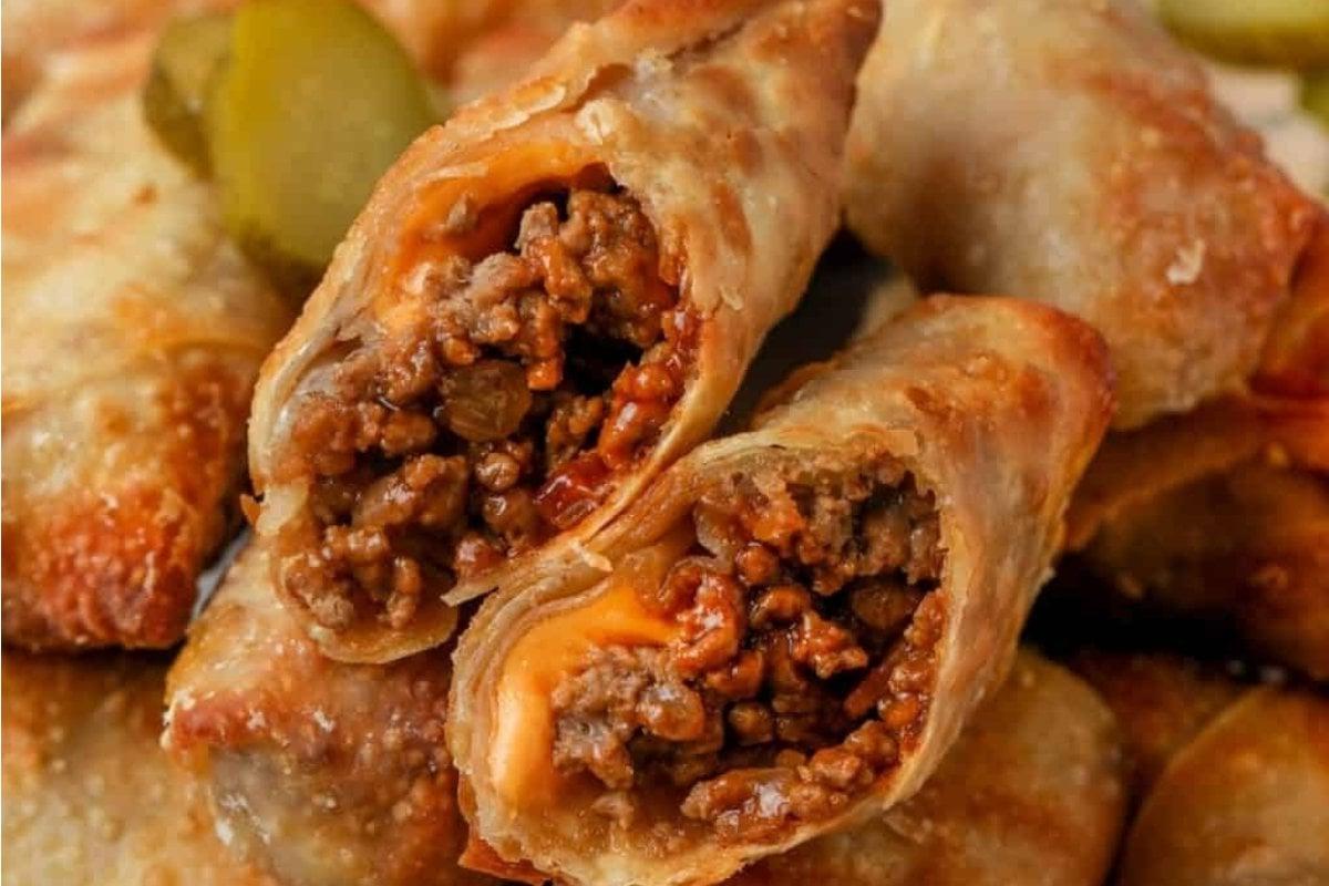 21 Τραγανές και Πλούσιες σε Γεύση Συνταγές για Αυγόρολα 9 Ένα πιάτο με spring rolls κρέατος και τυριού με πίκλες, ιδανικό για πάρτι ή συγκέντρωση.